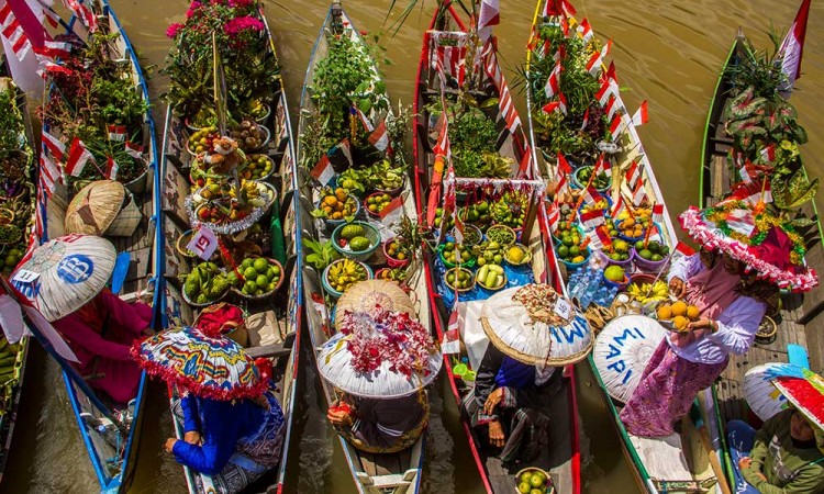 Pedagang Pasar Terapung Melakukan Atraksi Saat Festival Budaya