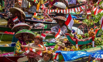 Pedagang Pasar Terapung Melakukan Atraksi Saat Festival Budaya