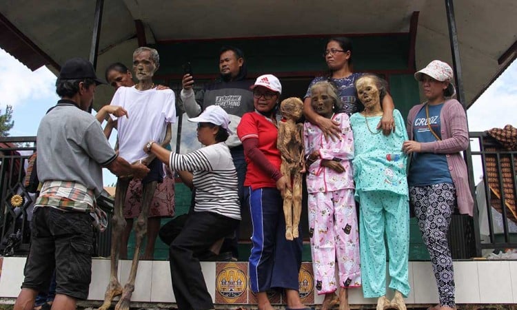 Ritual Manene di Toraja Untuk Membersihkan Jenazah Keluarga 
