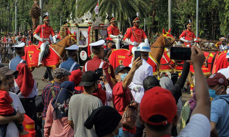 Kirab Bendara Pusaka Merah Putih di Kawasan Silang Monas
