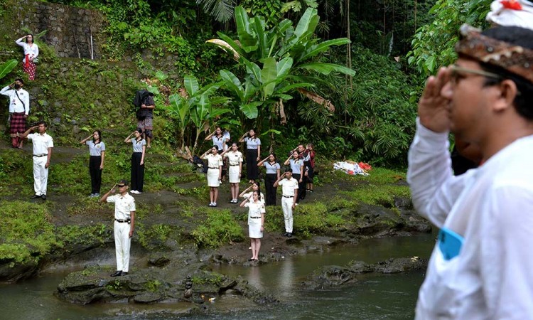 Warga di Bali Gelar Upacara Bendera di Sungai Tukad Oos