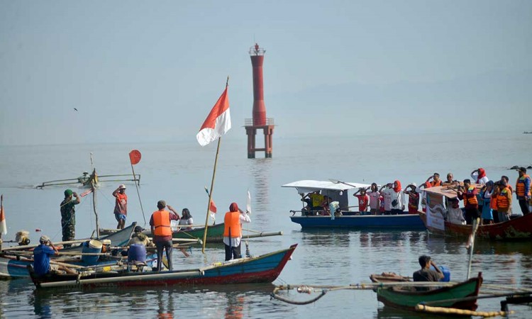 Nelayan dan Warga di Padang Gelar Upacara Pengibaran Bendera di Muaro Sungai Batang Arau