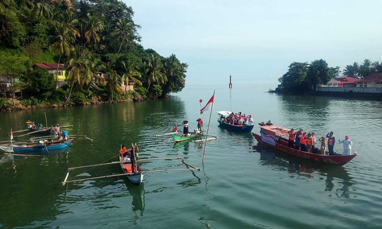 Nelayan dan Warga di Padang Gelar Upacara Pengibaran Bendera di Muaro Sungai Batang Arau