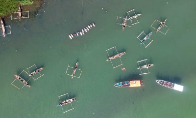 Nelayan dan Warga di Padang Gelar Upacara Pengibaran Bendera di Muaro Sungai Batang Arau