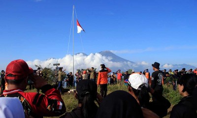 Pendaki Gelar Upacara Bendera di Gunung Bekel Mojokerto
