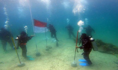 Pengibaran Bendera Merah Putih di Dasar Laut Raja Ampat Papua