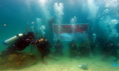Pengibaran Bendera Merah Putih di Dasar Laut Raja Ampat Papua