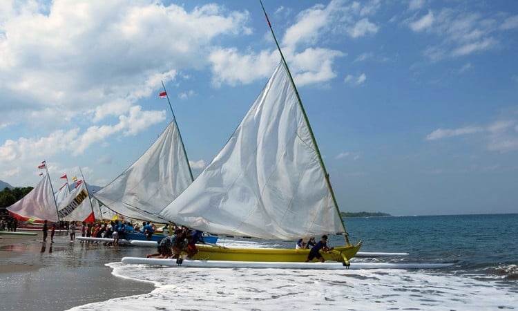 Lomba Perahu Layar Selat Bali