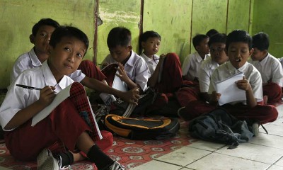 Sekolah SD Negeri di Bekasi Kekurangan Meja dan Kursi Untuk Siswa