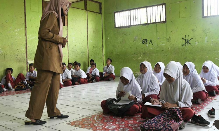 Sekolah SD Negeri di Bekasi Kekurangan Meja dan Kursi Untuk Siswa