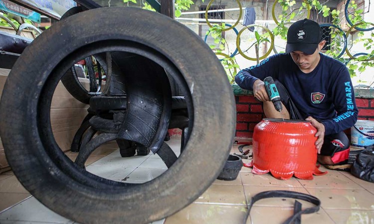 Kerajinan Berbahan Dasar Ban Bekas di Karawaci Dijual Hingga Rp7 Juta