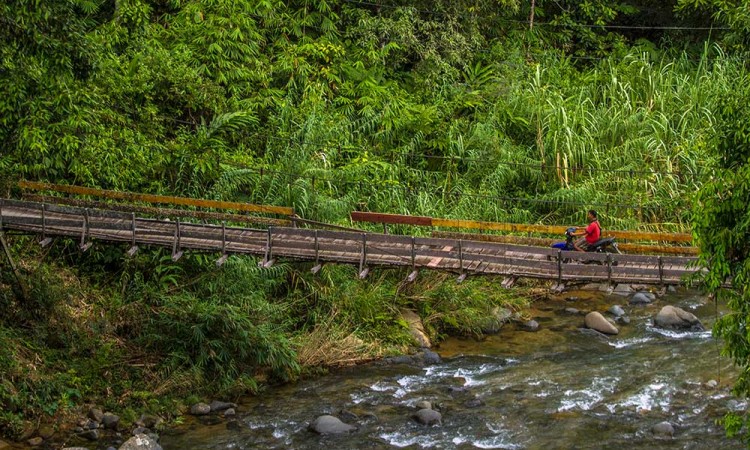 Warga Nekat Gunakan Jembatan Gantung Yang Rusak di Kalimantan Selatan