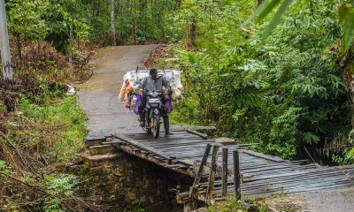 Warga Nekat Gunakan Jembatan Gantung Yang Rusak di Kalimantan Selatan