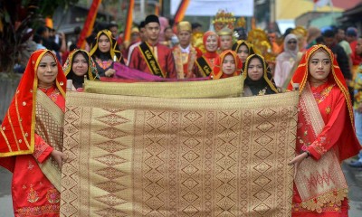 Parade 1.000 Songket Meriahkan Festival Pandai Sikek