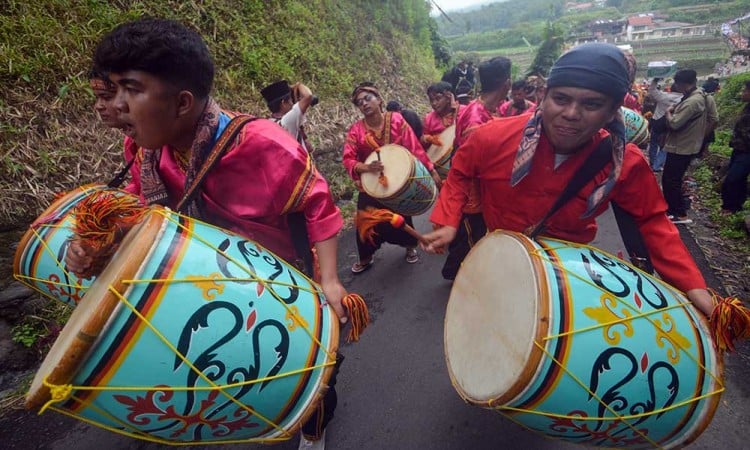 Parade 1.000 Songket Meriahkan Festival Pandai Sikek