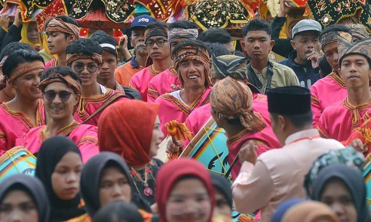 Parade 1.000 Songket Meriahkan Festival Pandai Sikek