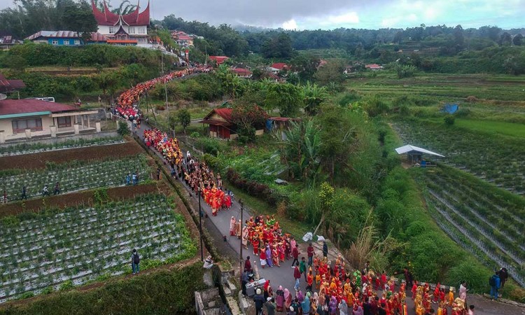 Parade 1.000 Songket Meriahkan Festival Pandai Sikek