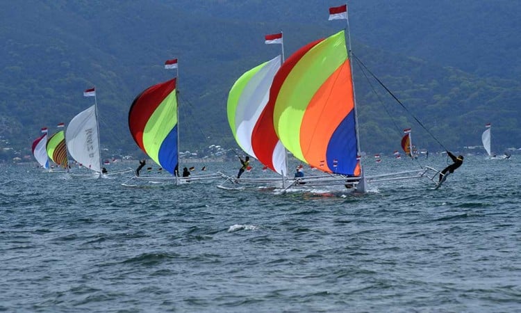 Lomba Perahu Layar Tradisional di Teluk Palu