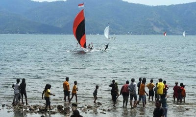 Lomba Perahu Layar Tradisional di Teluk Palu