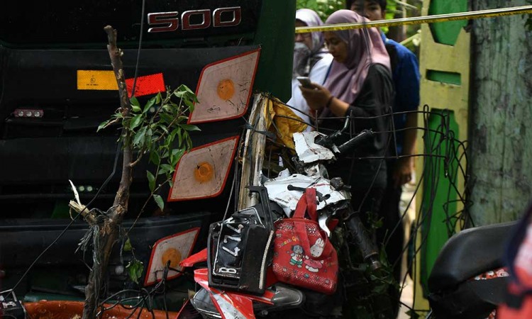 Truk Kontainer Tabrak Halte Bus di Depan Sekolah, Tujuh Murid Meninggal Dunia