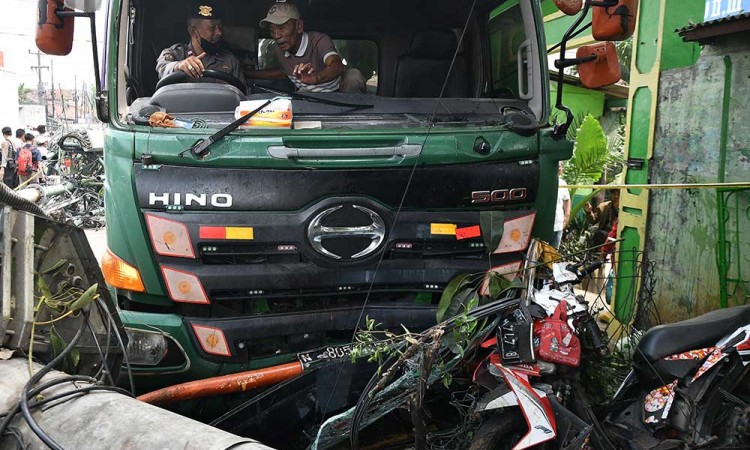 Truk Kontainer Tabrak Halte Bus di Depan Sekolah, Tujuh Murid Meninggal Dunia