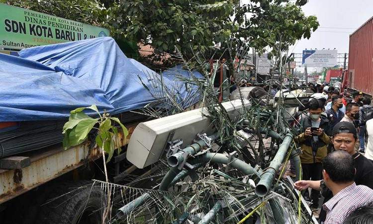 Truk Kontainer Tabrak Halte Bus di Depan Sekolah, Tujuh Murid Meninggal Dunia