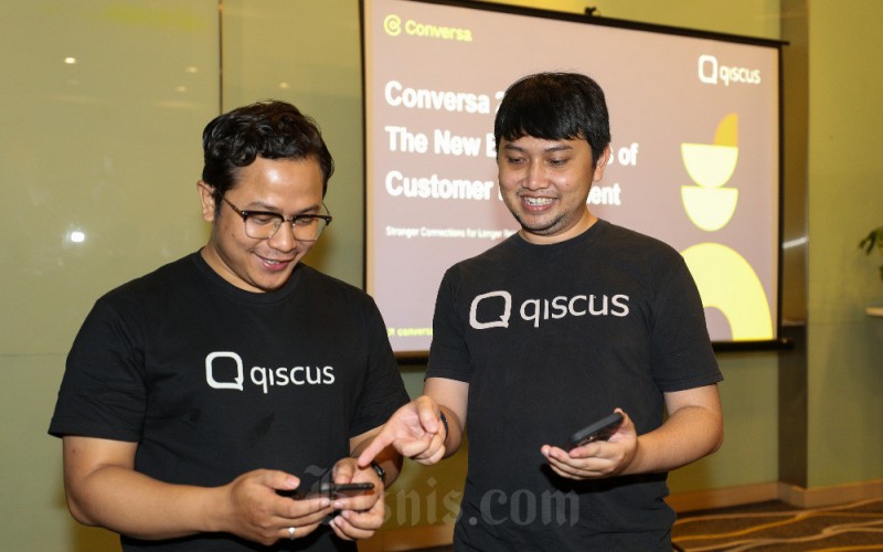 Senior Product Manager Qiscus Catur Adi Nugroho (kiri) dan Chief Technology Officer Qiscus Evan Purnama berbincang seusai konfrensi tahunan Conversa 2.0 di Jakarta, Rabu (31/8/2022). Bisnis/Suselo Jati