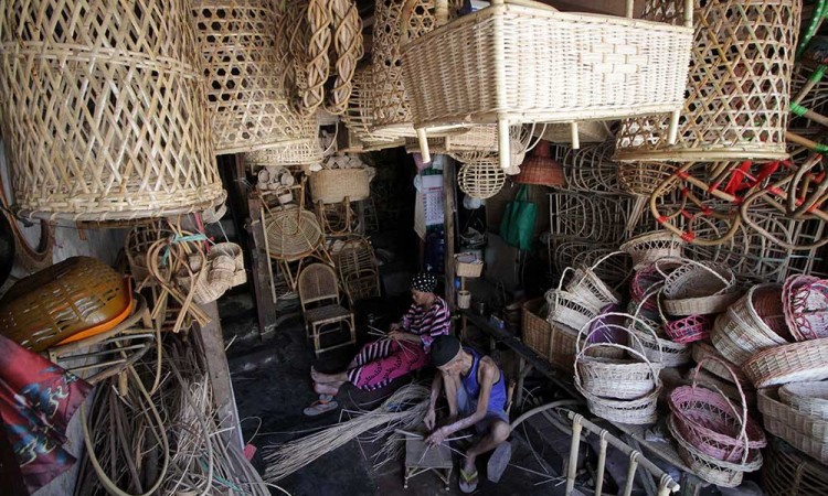 Perajin di Surabaya Membuat Perabotan Rumah Tangga Berbahan Rotan 