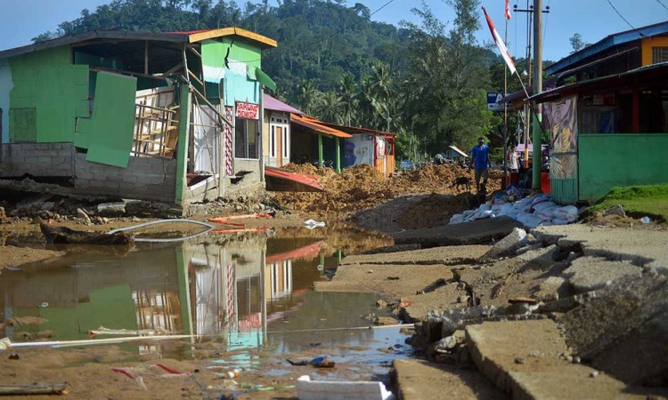 Banjir Bandang di Padang Mengakibatkan Sejumlah Akses Jalan Putus
