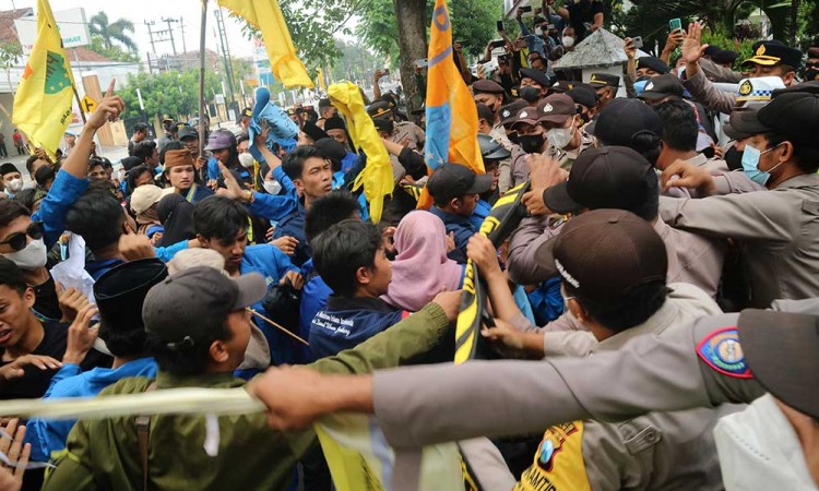 Unjuk Rasa Menolak Kenaikan Harga BBM di Jombang Berakhir Ricuh