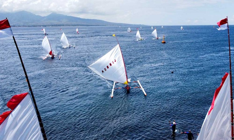 Sebanyak 77 Nelayan Ikuti Lomba Perahu Layar di Selat Bali