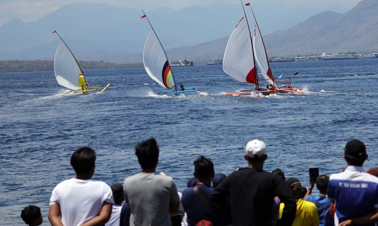 Sebanyak 77 Nelayan Ikuti Lomba Perahu Layar di Selat Bali