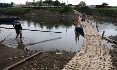 Warga Membuat Jembatan Bambu di Atas Sungai Bengawan Solo Sebagai Jalan Alternatif