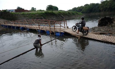 Warga Membuat Jembatan Bambu di Atas Sungai Bengawan Solo Sebagai Jalan Alternatif