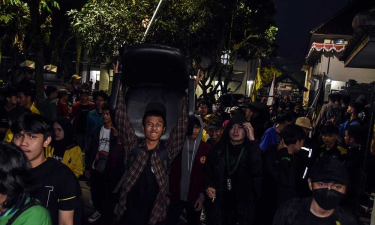 Mahasiswa Berhasil Duduki Gedung DPRD Tasikmalaya Saat Demo Menolak Kenaikan Harga BBM