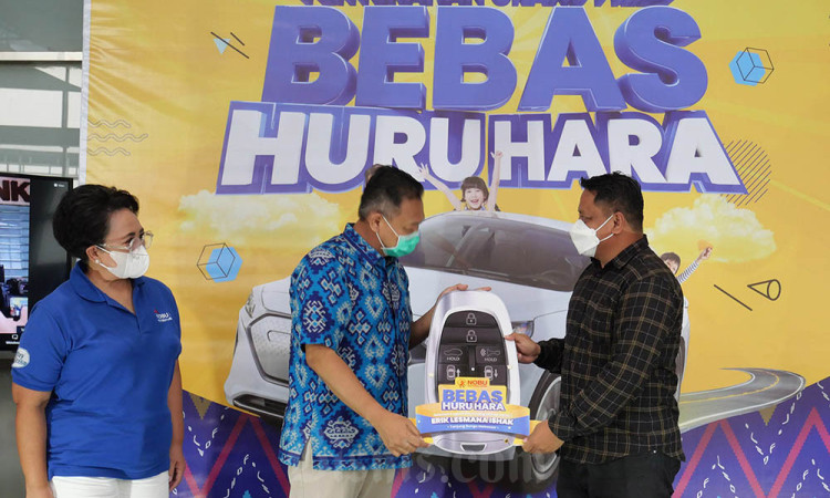 Penyerahan Hadiah Undian  Program Bebas Huru Hara Nobu Bank