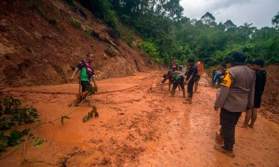 Jalan Antardesa di Kecamatan Hantakan Kalimantan Selatan Tertibun Tanah Longsor