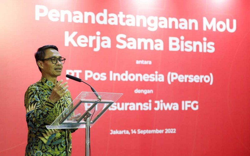 Direktur Utama Pos Indonesia Faizal R. Djoemadi memberikan sambutan saat acara penandatanganan PT Asuransi Jiwa IFG (IFG Life) dengan PT Pos Indonesia (Persero) di Jakarta, Rabu (14/9/2022). Bisnis/Suselo Jati