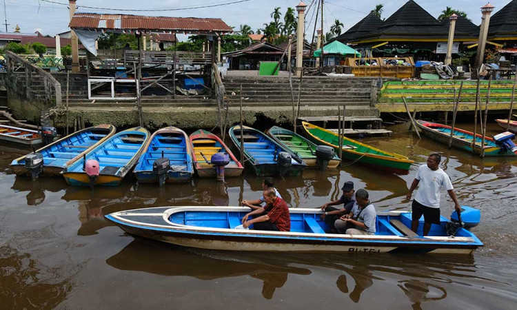 Jasa Perahu Cepat di Sungai Kapuas Menjadi Transportasi Alternatif Bagi Warga
