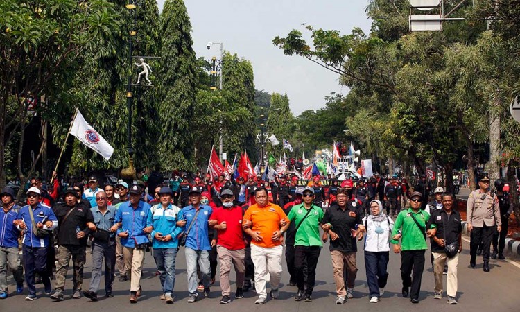 Buruh di Bogor Gelar Aksi Dorong Motor saat Unjuk Rasa Menolak Kenaikan Harga BBM
