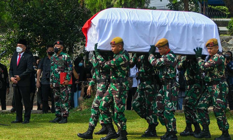 Suasana Pemakaman Ketua Dewan Pers Azyumardi Azra di TMP Kalibata