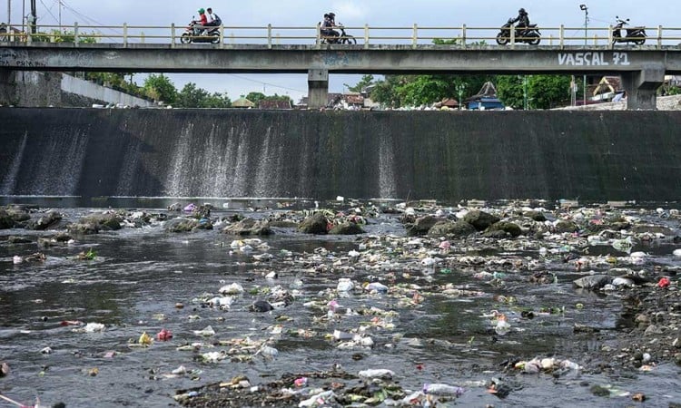 Aliran Sungai Code di Yogyakarta Dipenuhi Sampah