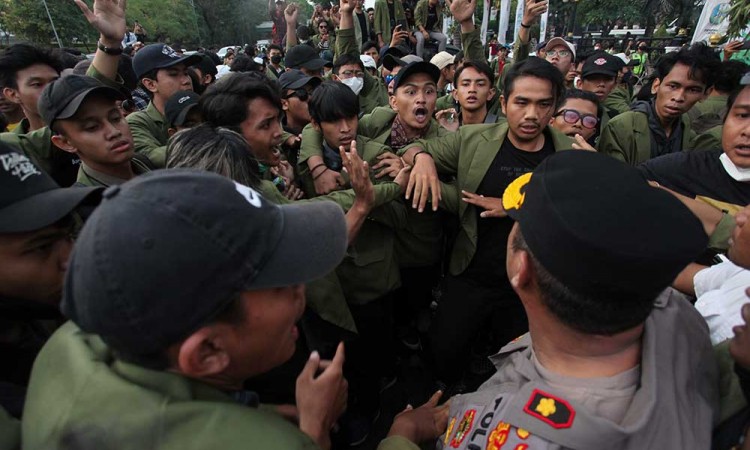 Demo Mahasiwa di Surabaya Berakhir Ricuh