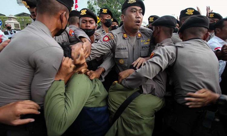 Demo Mahasiwa di Surabaya Berakhir Ricuh