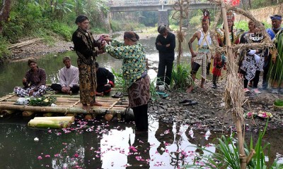 Warga Ikuti Tradisi Rabu Wekasan di Borobudur