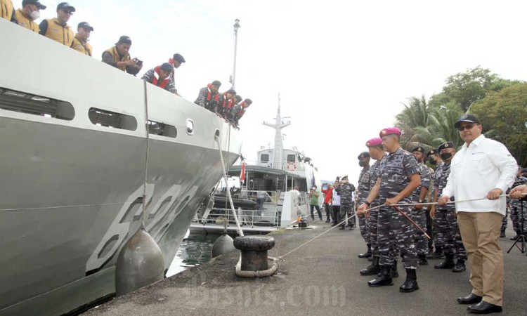 KRI Sampari Antarkan Uang Layak Edar ke Pulau-Pulau Terluar