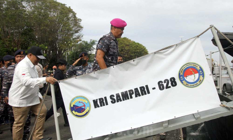KRI Sampari Antarkan Uang Layak Edar ke Pulau-Pulau Terluar