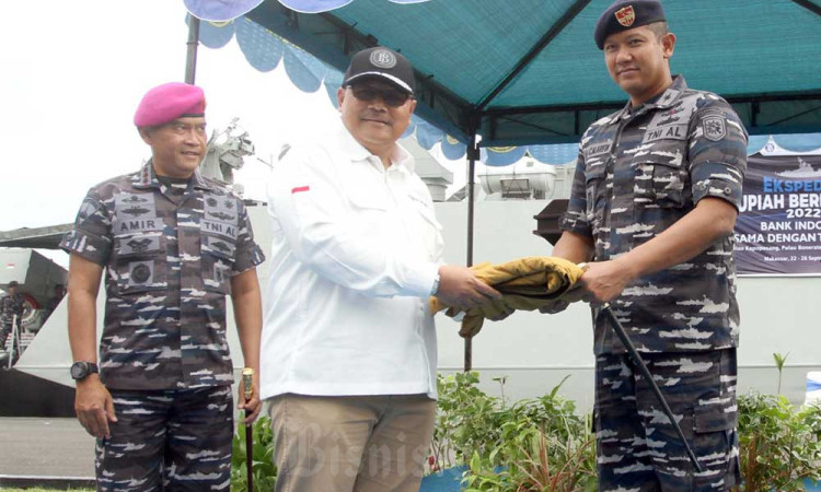 KRI Sampari Antarkan Uang Layak Edar ke Pulau-Pulau Terluar