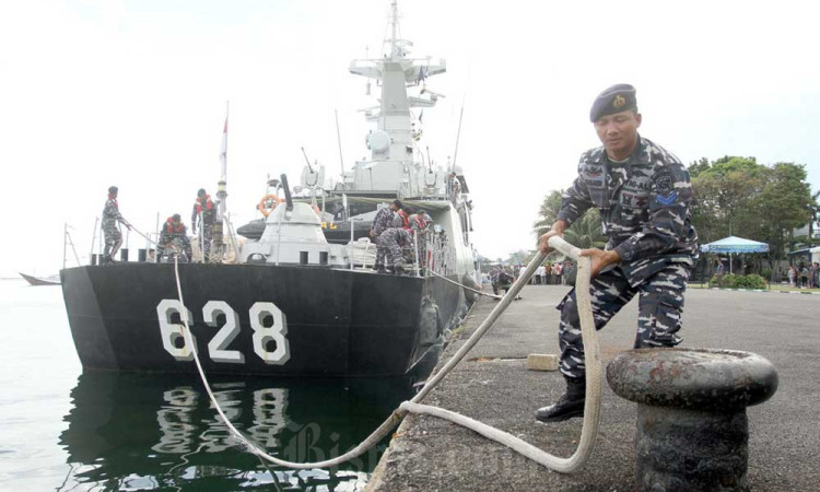 KRI Sampari Antarkan Uang Layak Edar ke Pulau-Pulau Terluar