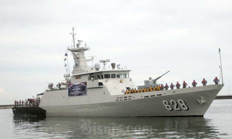 KRI Sampari Antarkan Uang Layak Edar ke Pulau-Pulau Terluar